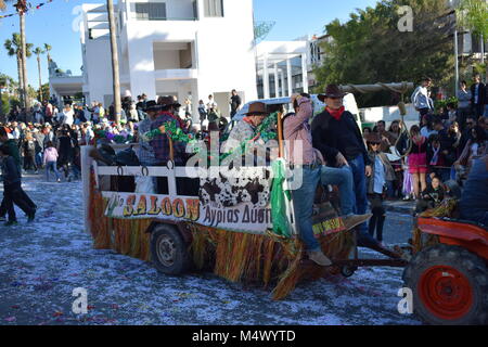 Paphos, Zypern. 18 Feb, 2018. Paphos Karneval 2018 ist eine traditionelle, jährliche Straßenkarneval - Am Sonntag, den 18. Februar. Die ursprünglich am Samstag gehalten zu werden, aber Regen verschoben Es für einen Tag, und es war der 18. Auf der Bürgermeister Aufträge verschoben. Die meisten der Schwimmer durch lokale Unternehmen und Organisationen angemeldet waren. Stockfoto