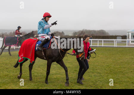 Ffos Las Pferderennbahn, Trimsaran, Wales, UK. 18 Feb, 2018. Jennys Überraschung (Jockey Paddy Brennan) nach dem Gewinn der Professional Security Management Ltd Handicap Chase Credit: gruffydd Thomas/Alamy leben Nachrichten Stockfoto