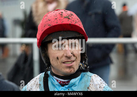 Ffos Las Pferderennbahn, Trimsaran, Wales, UK. 18 Feb, 2018. Paddy Brennan nach dem Gewinn der Professional Security Management Ltd Handicap Chase auf Jennys Überraschung Credit: gruffydd Thomas/Alamy leben Nachrichten Stockfoto