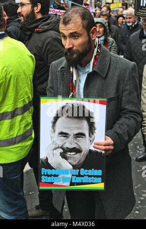 Dieses Bild wurde auf einem Protest durch eine Reihe von London kurdische Gruppen der Solidarität mit den Bewohnern von Alfrin, einer Stadt in Syrien derzeit unter Beschuss von türkischen Truppen zu zeigen, genannt. Die geschätzte Zahl von Demonstranten auf der März war um 1000. Der März begann an der Portland Ort außerhalb von Broadcasting House und im Parlament Platz beendet. Stockfoto