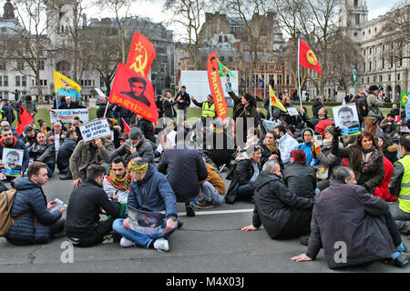 Dieses Bild wurde auf einem Protest durch eine Reihe von London kurdische Gruppen der Solidarität mit den Bewohnern von Alfrin, einer Stadt in Syrien derzeit unter Beschuss von türkischen Truppen zu zeigen, genannt. Die geschätzte Zahl von Demonstranten auf der März war um 1000. Der März begann an der Portland Ort außerhalb von Broadcasting House und im Parlament Platz beendet. Stockfoto