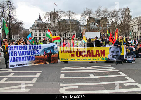 Dieses Bild wurde auf einem Protest durch eine Reihe von London kurdische Gruppen der Solidarität mit den Bewohnern von Alfrin, einer Stadt in Syrien derzeit unter Beschuss von türkischen Truppen zu zeigen, genannt. Die geschätzte Zahl von Demonstranten auf der März war um 1000. Der März begann an der Portland Ort außerhalb von Broadcasting House und im Parlament Platz beendet. Stockfoto