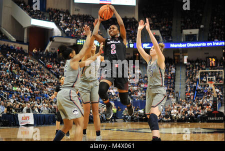 Hartford, CT, USA. 18 Feb, 2018. Breanna Perry (2) des Tempels Eulen Drives zum Korb während eines Spiels gegen die Uconn Huskies am XL Center in Hartford, CT. Gregory Vasil/CSM/Alamy leben Nachrichten Stockfoto