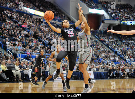 Hartford, CT, USA. 18 Feb, 2018. Mia Davis (25) des Tempels Eulen Drives zum Korb während eines Spiels gegen die Uconn Huskies am XL Center in Hartford, CT. Gregory Vasil/CSM/Alamy leben Nachrichten Stockfoto