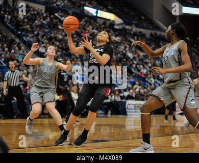 Hartford, CT, USA. 18 Feb, 2018. Mia Davis (25) des Tempels Eulen Drives zum Korb während eines Spiels gegen die Uconn Huskies am XL Center in Hartford, CT. Gregory Vasil/CSM/Alamy leben Nachrichten Stockfoto