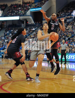 Hartford, CT, USA. 18 Feb, 2018. Gabi Williams (15) Der Uconn Huskies Drives zum Korb während eines Spiels gegen den Tempel Eulen bei der XL Center in Hartford, CT. Gregory Vasil/CSM/Alamy leben Nachrichten Stockfoto