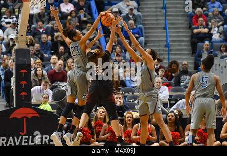 Hartford, CT, USA. 18 Feb, 2018. Mia Davis (25) des Tempels Eulen hat ihr Schuß durch Azura Stevens (23) Der Uconn an der XL Center in Hartford, CT blockiert. Gregory Vasil/CSM/Alamy leben Nachrichten Stockfoto