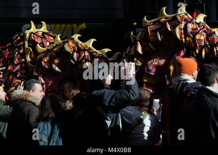 London, Großbritannien. 18 Feb, 2018. Das chinesische Neujahr feiern - Neujahrsfest feiern fand in London China Town als Jahr Hund beginnt Credit: Emin Ozkan/Alamy leben Nachrichten Stockfoto