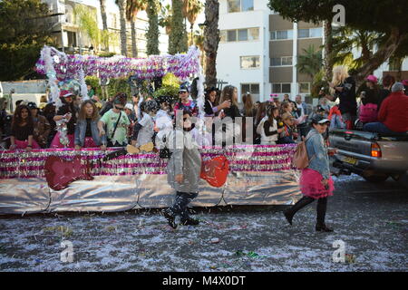 Paphos, Zypern. 18 Feb, 2018. Paphos Karneval 2018 ist eine traditionelle, jährliche Straßenkarneval - Am Sonntag, den 18. Februar. Die ursprünglich am Samstag gehalten zu werden, aber Regen verschoben Es für einen Tag, und es war der 18. Auf der Bürgermeister Aufträge verschoben. Die meisten der Schwimmer durch lokale Unternehmen und Organisationen angemeldet waren. Stockfoto