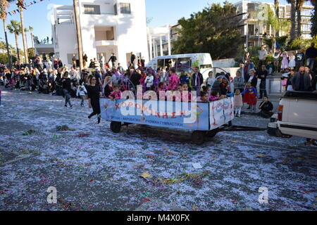 Paphos, Zypern. 18 Feb, 2018. Paphos Karneval 2018 ist eine traditionelle, jährliche Straßenkarneval - Am Sonntag, den 18. Februar. Die ursprünglich am Samstag gehalten zu werden, aber Regen verschoben Es für einen Tag, und es war der 18. Auf der Bürgermeister Aufträge verschoben. Die meisten der Schwimmer durch lokale Unternehmen und Organisationen angemeldet waren. Stockfoto