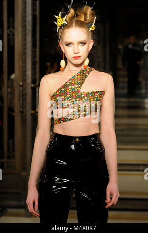 Model auf dem Laufsteg während der limkokwing University fashion show im Fashion Scout AW18 am Freimaurer Hall, Covent Garden, London, UK. Fashion Scout erfolgt während der London Fashion Week. Mit einer Basis in Chancery Lane, London, Limkokwing ist eine private Universität in Malaysia, die in 14 Ländern auf der ganzen Welt arbeitet und unterrichtet Studenten in kreative Technologie. Es ist die erste Universität ihr eigenes Modelabel zu öffnen, limkokwing Fashion Club, mit Designs von Studenten erstellt am Campus. 18. Februar 2018. Credit: Antony Nessel/Alamy leben Nachrichten Stockfoto