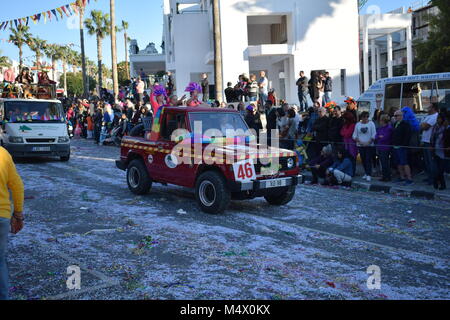 Paphos, Zypern. 18 Feb, 2018. Paphos Karneval 2018 ist eine traditionelle, jährliche Straßenkarneval - Am Sonntag, den 18. Februar. Die ursprünglich am Samstag gehalten zu werden, aber Regen verschoben Es für einen Tag, und es war der 18. Auf der Bürgermeister Aufträge verschoben. Die meisten der Schwimmer durch lokale Unternehmen und Organisationen angemeldet waren. Stockfoto