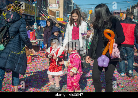 Brooklyn, USA. 18 Feb, 2018. Brooklyn Bewohner und Besucher nähern sich in der Nachbarschaft von Sunset Park in New York, Brooklyn Chinatown, das Jahr des Hundes bei der jährlichen chinesische Mondjahr Parade am Sonntag, den 18. Februar 2018 zu feiern. Sunset Park ist Heimat für viele chinesische Einwanderer und als "Brooklyn Chinatown bekannt. Credit: Richard Levine/Alamy leben Nachrichten Stockfoto