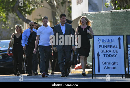 Boca Raton, FL, USA. 18 Feb, 2018. Trauernde verlassen die Trauerfeier im Temple Beth El in Boca Raton für Scott Beigel, ein Lehrer an Marjory Stoneman Douglas High School, die in der Masse Schießen getötet wurde. Boca Raton, FL. 2/18/18. Fotograf Jim Rassol Credit: Sonne-hinweissymbol/ZUMA Draht/Alamy leben Nachrichten Stockfoto