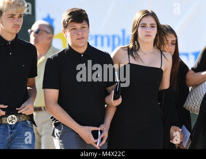 Boca Raton, FL, USA. 18 Feb, 2018. Trauernde verlassen die Trauerfeier im Temple Beth El in Boca Raton für Scott Beigel, ein Lehrer an Marjory Stoneman Douglas High School, die in der Masse Schießen getötet wurde. Boca Raton, FL. 2/18/18. Fotograf Jim Rassol Credit: Sonne-hinweissymbol/ZUMA Draht/Alamy leben Nachrichten Stockfoto