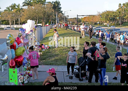 Parkland, Florida, USA. 18 Feb, 2018. Menschen versammeln sich außerhalb von Marjory Stoneman Douglas High School in einer Parklandschaft, Sonntag, Februar 18, 2018. Die Schule hat nicht zugänglich, da eine Masse schießen, dass 17 Menschen tot am 13.02.14. John McCall, South Florida Sun Sentinel Credit: Sonne-hinweissymbol/ZUMA Draht/Alamy leben Nachrichten Stockfoto