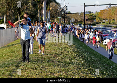 Parkland, Florida, USA. 18 Feb, 2018. Menschen versammeln sich außerhalb von Marjory Stoneman Douglas High School in einer Parklandschaft, Sonntag, Februar 18, 2018. Die Schule hat nicht zugänglich, da eine Masse schießen, dass 17 Menschen tot am 13.02.14. John McCall, South Florida Sun Sentinel Credit: Sonne-hinweissymbol/ZUMA Draht/Alamy leben Nachrichten Stockfoto