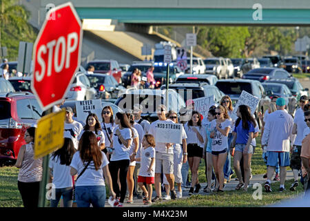 Parkland, Florida, USA. 18 Feb, 2018. Eine große Gruppe von Demonstranten zu Fuß in Richtung Marjory Stoneman Douglas High School in einer Parklandschaft, Sonntag, Februar 18, 2018. Die Schule hat nicht zugänglich, da eine Masse schießen, dass 17 Menschen tot am 13.02.14. John McCall, South Florida Sun Sentinel Credit: Sonne-hinweissymbol/ZUMA Draht/Alamy leben Nachrichten Stockfoto