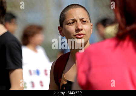 Parkland, Florida, USA. 18 Feb, 2018. Emma Gonzalez, ein älterer an Marjory Stoneman Douglas High School, sammelt mit Menschen im Norden Community Park in einem Park für einen Protest, Sonntag, Februar 18, 2018. Gonzalez ist einer von vielen Überlebenden eines Massenerschießungen, die sich an der Schule nahm am 13.02.14, links 17 Menschen tot. John McCall, South Florida Sun Sentinel Credit: Sonne-hinweissymbol/ZUMA Draht/Alamy leben Nachrichten Stockfoto