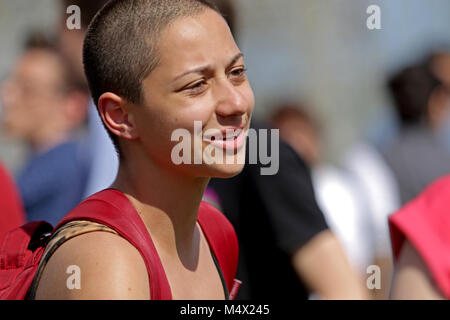 Parkland, Florida, USA. 18 Feb, 2018. Emma Gonzalez, ein älterer an Marjory Stoneman Douglas High School, sammelt mit Menschen im Norden Community Park in einem Park für einen Protest, Sonntag, Februar 18, 2018. Gonzalez ist einer von vielen Überlebenden eines Massenerschießungen, die sich an der Schule nahm am 13.02.14, links 17 Menschen tot. John McCall, South Florida Sun Sentinel Credit: Sonne-hinweissymbol/ZUMA Draht/Alamy leben Nachrichten Stockfoto