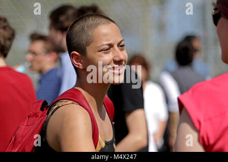 Parkland, Florida, USA. 18 Feb, 2018. Emma Gonzalez, ein älterer an Marjory Stoneman Douglas High School, sammelt mit Menschen im Norden Community Park in einem Park für einen Protest, Sonntag, Februar 18, 2018. Gonzalez ist einer von vielen Überlebenden eines Massenerschießungen, die sich an der Schule nahm am 13.02.14, links 17 Menschen tot. John McCall, South Florida Sun Sentinel Credit: Sonne-hinweissymbol/ZUMA Draht/Alamy leben Nachrichten Stockfoto