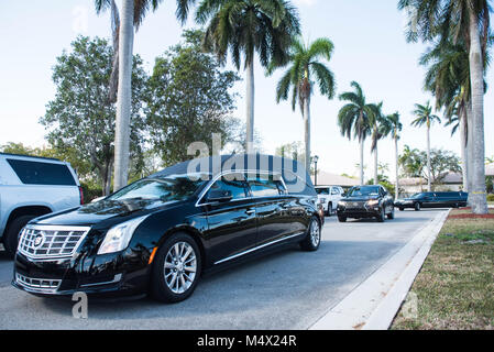 Parkland, Florida, USA. 18 Feb, 2018. Die Guttenberg Familie auf dem Weg zu der Beerdigung Prozession nach Jaime's Guttenberg trauerfeier an der Reiher-bucht Marriot in einer Parklandschaft am Sonntag, den 18. Februar. Jaime Guttenberg (17) ist eine der 17 Opfer des tödlichen Schießen auf Marjory Stoneman Douglas High School in einer Parklandschaft, am Mittwoch. Credit: Orit Ben-Ezzer/ZUMA Draht/Alamy leben Nachrichten Stockfoto