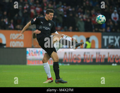 Augsburg, Deutschland. 18 Feb, 2018. Der Stuttgarter Mario Gomez konkurriert während eines Deutschen Bundesligaspiel zwischen dem FC Augsburg und VfB Stuttgart, Augsburg, Deutschland, Jan. 18, 2018. Stuttgart gewann 1:0. Credit: Philippe Ruiz/Xinhua/Alamy leben Nachrichten Stockfoto