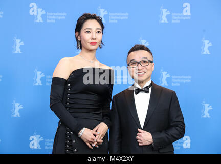 Berlin, Deutschland. 18 Feb, 2018. Direktor Raman Hui (R) und Schauspielerin Bai Baihe der Film 'Monster Jagd 2' posieren für Fotos bei einem Fotoshooting an der 68. Internationalen Filmfestspiele Berlin in Berlin, Deutschland, Jan. 18, 2018. Credit: Shan Yuqi/Xinhua/Alamy leben Nachrichten Stockfoto