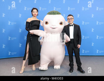 Berlin, Deutschland. 18 Feb, 2018. Direktor Raman Hui (R), Schauspielerin Bai Baihe (L) und Charakter Wuba der Film 'Monster Jagd 2' posieren für Fotos bei einem Fotoshooting an der 68. Internationalen Filmfestspiele Berlin in Berlin, Deutschland, Jan. 18, 2018. Credit: Shan Yuqi/Xinhua/Alamy leben Nachrichten Stockfoto