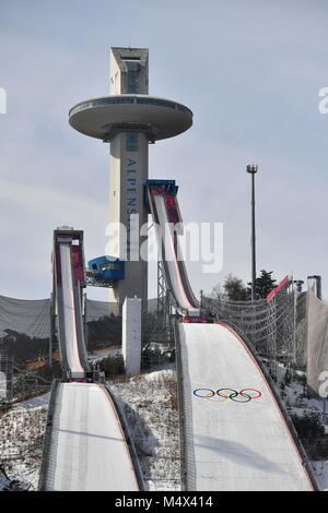 Allgemein, Sprungschanze der Skispringer mit Normalschanze und Grossschanze. 19.02.2018. Alpensia Skisprung Arena. Olympische Winterspiele 2018, vom 09.02. - 25.02.2018 in PyeongChang/Suedkorea. | Verwendung weltweit Stockfoto