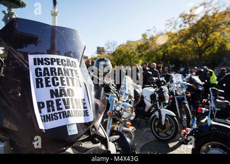 Lissabon, Portugal. 18 Feb, 2018. Die demonstranten gesehen Anzeigen Plakate vor ihren Motorräder. Tausende von Motorradfahrern in mehreren Städten in Portugal demonstrierten gegen die Entscheidung der Regierung, Motorräder zu inspizieren, um zu protestieren, die Rechtfertigung der Entscheidung mit der Zunahme der Unfälle mit Motorrädern. Credit: Henrique Casinhas/SOPA/ZUMA Draht/Alamy leben Nachrichten Stockfoto