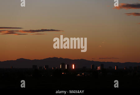 Phoenix, AZ, USA. 18 Feb, 2018. Februar 18, 2018, Phoenix, AZ, USA - die Sonne spiegelt sich in der zentralen Senke von Phoenix am 13.02.18., 2018. Credit: KC Alfred/ZUMA Draht/Alamy leben Nachrichten Stockfoto