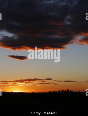 Phoenix, AZ, USA. 18 Feb, 2018. Februar 18, 2018, Phoenix, AZ, USA - Die Sonne hinter der Innenstadt von Phoenix am 13.02.18., 2018. Credit: KC Alfred/ZUMA Draht/Alamy leben Nachrichten Stockfoto