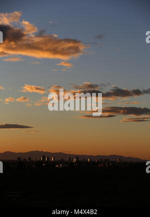 Phoenix, AZ, USA. 18 Feb, 2018. Februar 18, 2018, Phoenix, AZ, USA - die Sonne spiegelt sich in der zentralen Senke von Phoenix am 13.02.18., 2018. Credit: KC Alfred/ZUMA Draht/Alamy leben Nachrichten Stockfoto