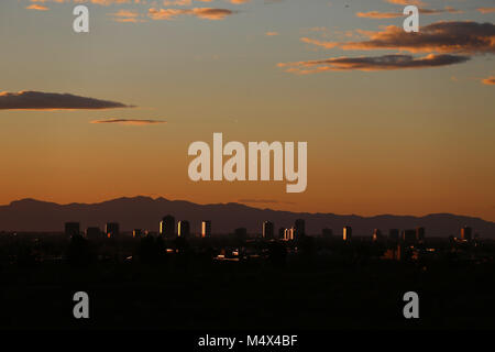 Phoenix, AZ, USA. 18 Feb, 2018. Februar 18, 2018, Phoenix, AZ, USA - die Sonne spiegelt sich in der zentralen Senke von Phoenix am 13.02.18., 2018. Credit: KC Alfred/ZUMA Draht/Alamy leben Nachrichten Stockfoto