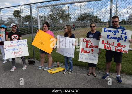 Parkland, FL, USA. 18 Feb, 2018. Atmosphäre tagen nach Stoneman Douglas High School Shooting am 18. Februar in Parkland, Florida 2018. Quelle: MPI04/Medien Punch/Alamy leben Nachrichten Stockfoto