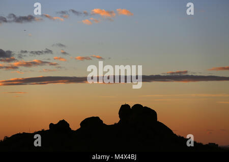 Phoenix, AZ, USA. 18 Feb, 2018. Februar 18, 2018, Phoenix, AZ, USA - Die Sonne hinter einem Felsen in Phoenix am Februar 18, 2018. Credit: KC Alfred/ZUMA Draht/Alamy leben Nachrichten Stockfoto