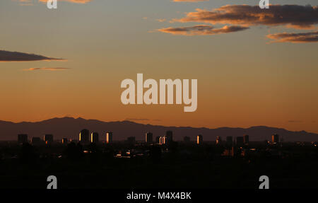 Phoenix, AZ, USA. 18 Feb, 2018. Februar 18, 2018, Phoenix, AZ, USA - die Sonne spiegelt sich in der zentralen Senke von Phoenix am 13.02.18., 2018. Credit: KC Alfred/ZUMA Draht/Alamy leben Nachrichten Stockfoto