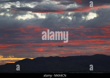 Phoenix, AZ, USA. 18 Feb, 2018. Februar 18, 2018, Phoenix, AZ, USA - Ein American Airlines Jet Ansätze Phoenix Sky Harbor International Airport bei Sonnenuntergang am 13.02.18., 2018. Credit: KC Alfred/ZUMA Draht/Alamy leben Nachrichten Stockfoto