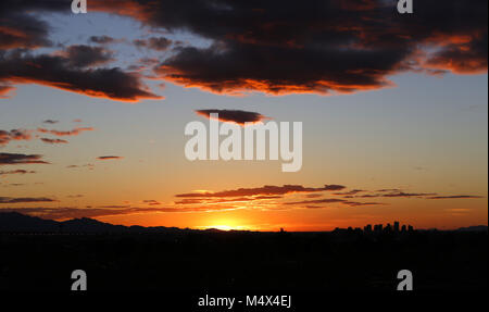 Phoenix, AZ, USA. 18 Feb, 2018. Februar 18, 2018, Phoenix, AZ, USA - Die Sonne hinter der Innenstadt von Phoenix am 13.02.18., 2018. Credit: KC Alfred/ZUMA Draht/Alamy leben Nachrichten Stockfoto