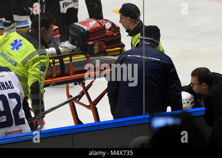 Kladno, Tschechien. 17 Feb, 2018. Tschechische Eishockeyspieler Jaromir Jagr (Rytiri Kladno; weiß Helm) Blutungen nach dem Treffer von Marek Sikora (AZ Havirov) während der Rytiri Kladno vs AZ Havirov Match in der 50. Runde der ersten tschechischen Eishockey Liga in Kladno, Tschechien, am 17. Februar 2018. Quelle: Michal Krumphanzl/CTK Photo/Alamy leben Nachrichten Stockfoto