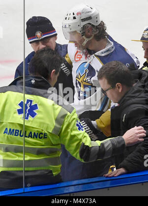 Kladno, Tschechien. 17 Feb, 2018. Tschechische Eishockeyspieler Jaromir Jagr (Rytiri Kladno) Blutungen nach dem Treffer von Marek Sikora (AZ Havirov) während der Rytiri Kladno vs AZ Havirov Match in der 50. Runde der ersten tschechischen Eishockey Liga in Kladno, Tschechien, am 17. Februar 2018. Quelle: Michal Krumphanzl/CTK Photo/Alamy leben Nachrichten Stockfoto