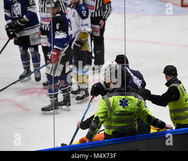 Kladno, Tschechien. 17 Feb, 2018. Tschechische Eishockeyspieler Jaromir Jagr (Rytiri Kladno) Blutungen nach dem Treffer von Marek Sikora (AZ Havirov) während der Rytiri Kladno vs AZ Havirov Match in der 50. Runde der ersten tschechischen Eishockey Liga in Kladno, Tschechien, am 17. Februar 2018. Quelle: Michal Krumphanzl/CTK Photo/Alamy leben Nachrichten Stockfoto