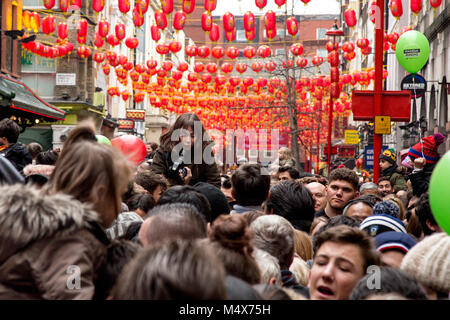 London, Großbritannien. 18 Feb, 2018. Chinesische Stadt in London feiert das chinesische Neujahrsfest am 18. Februar 2018. Credit: Dominika Zarzycka/Alamy leben Nachrichten Stockfoto