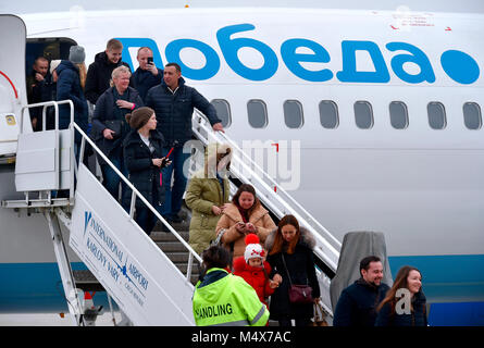 Karlovy Vary, Tschechische Republik. 17 Feb, 2018. Die Passagiere des ersten Fluges der russischen Pobeda Unternehmen aus Moskau nach Karlsbad in Karlsbad, Tschechien, am 17. Februar 2018. Credit: Goran Kubes/CTK Photo/Alamy leben Nachrichten Stockfoto