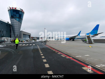 Karlovy Vary, Tschechische Republik. 17 Feb, 2018. Der erste Flug des Russischen Pobeda Unternehmen aus Moskau nach Karlsbad kamen in Karlsbad, Tschechien, am 17. Februar 2018. Credit: Goran Kubes/CTK Photo/Alamy leben Nachrichten Stockfoto