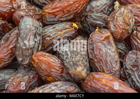 Haufen Reife getrocknete Große Braune Termine bei Farmers Market. Leuchtende Farben. Organische gesunde Kost auf pflanzlicher Basis produziert. Stockfoto