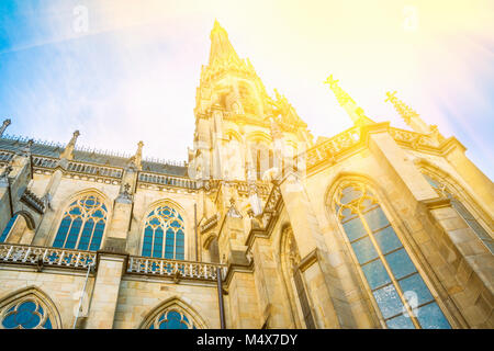 Turm der neuen Kuppel gotische Kathedrale in Linz, Österreich. Low Angle Perspektive. Blauer Himmel, goldenes Sonnenlicht. Nahaufnahme des architektonischen Details. Platz kopieren Stockfoto