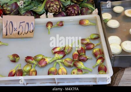 Viele frische Artischocken frisch für den Verkauf in den Obst- und Gemüsemarkt mit Preis label geerntet Stockfoto