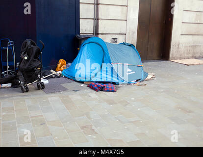 Farbe Foto eines Obdachlosen in Piccadilly Circus, London, England, UK. Credit: London Snapper Stockfoto